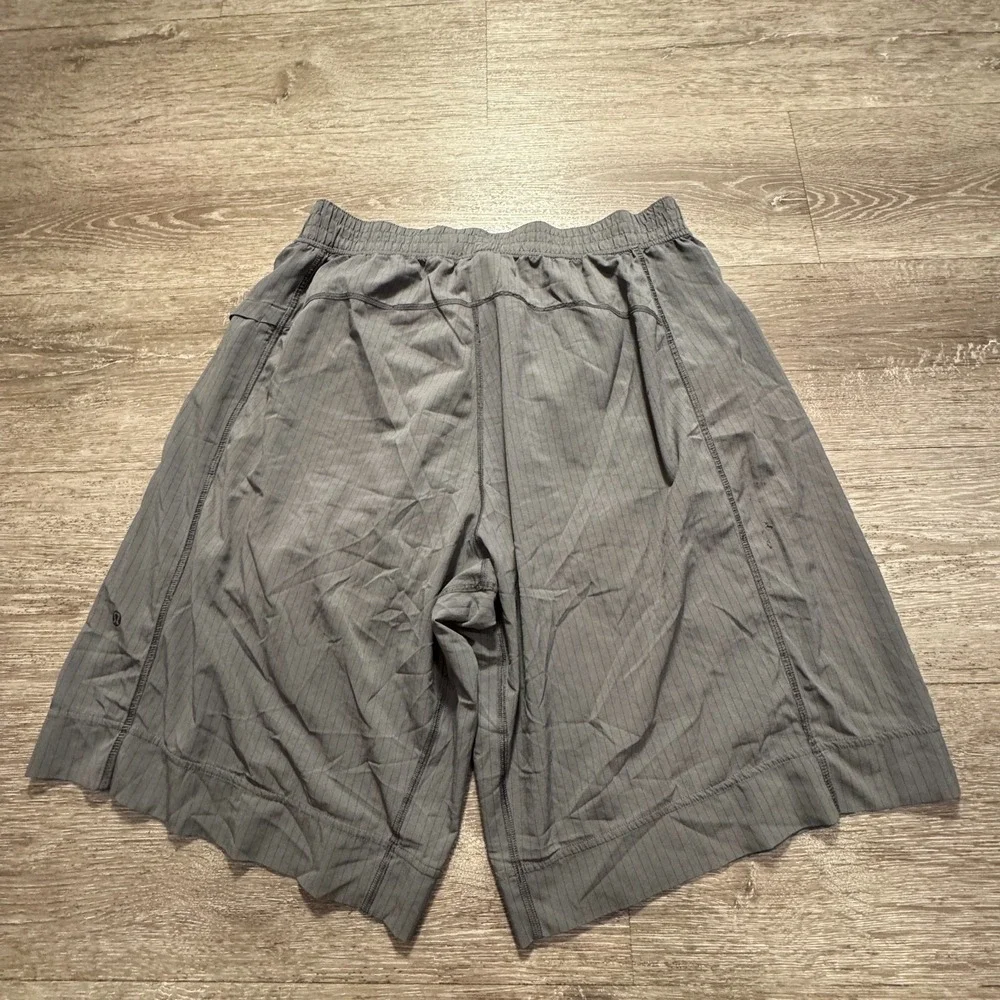 Lululemon Shorts Mens Large Gray Striped Pace Breaker 11 Performance Stretch Gym